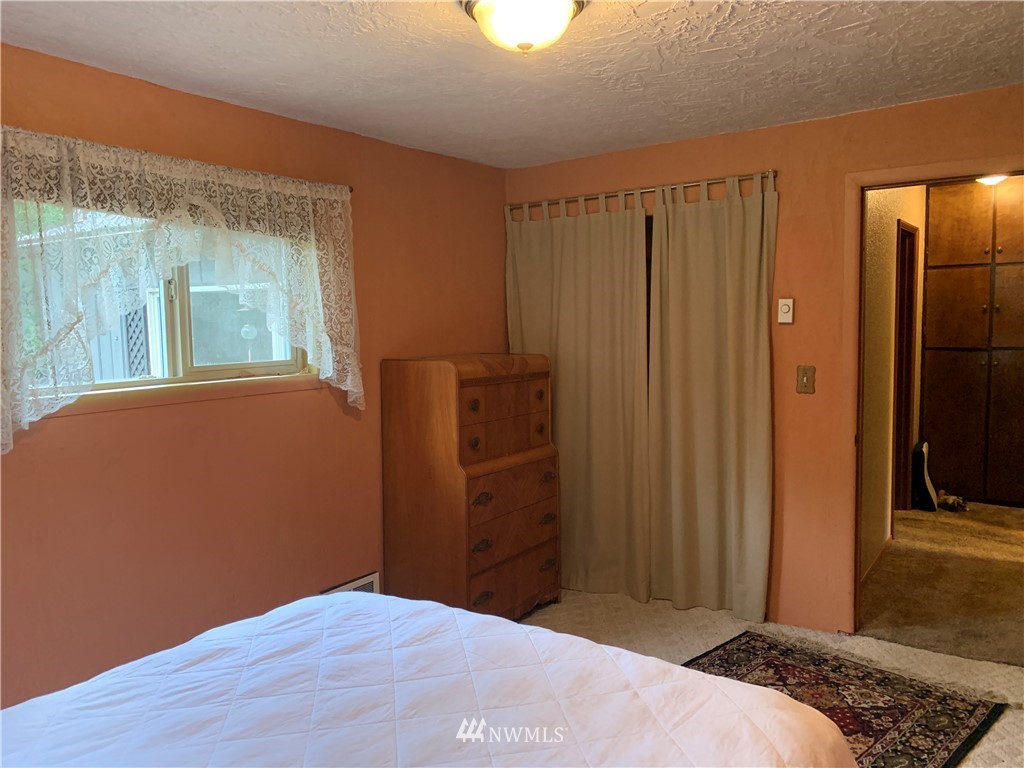 106 Pattee Road Chehalis, WA 98532 - Photo 18 of 33 a bedroom with a bed and a window