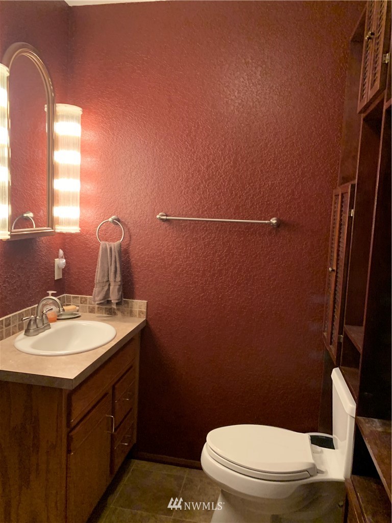 106 Pattee Road Chehalis, WA 98532 - Photo 19 of 33 a bathroom with a sink a toilet and mirror