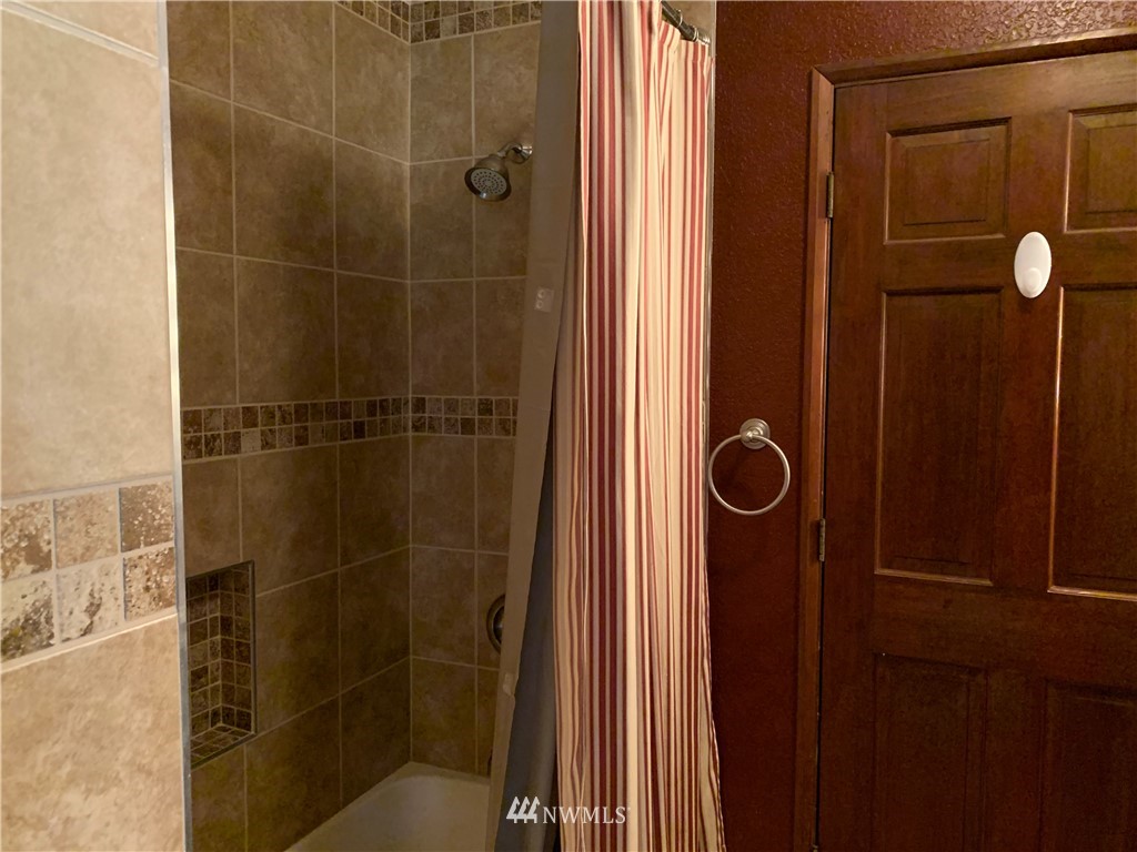 106 Pattee Road Chehalis, WA 98532 - Photo 20 of 33 a bathroom with a shower