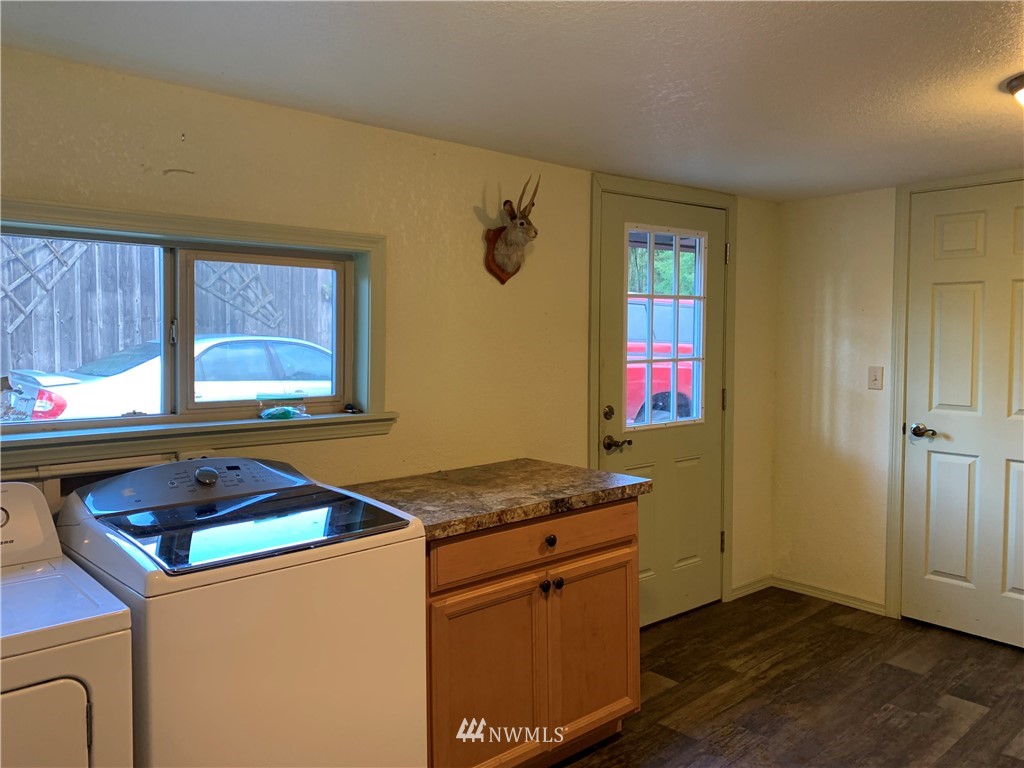 106 Pattee Road Chehalis, WA 98532 - Photo 22 of 33 a utility room with washer and dryer