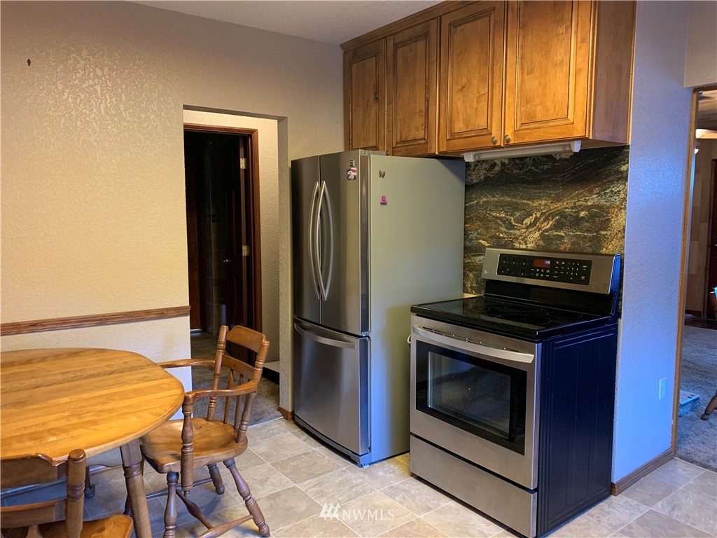 106 Pattee Road Chehalis, WA 98532 - Photo 7 of 33 a kitchen with a stove and a refrigerator