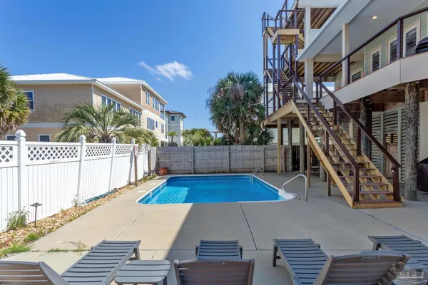 a view of a house with backyard