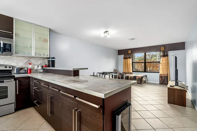 $274,900 | 326 West Pine Street, Lantana, FL 33462