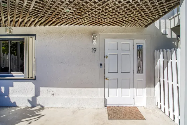 $274,900 | 326 West Pine Street, Lantana, FL 33462