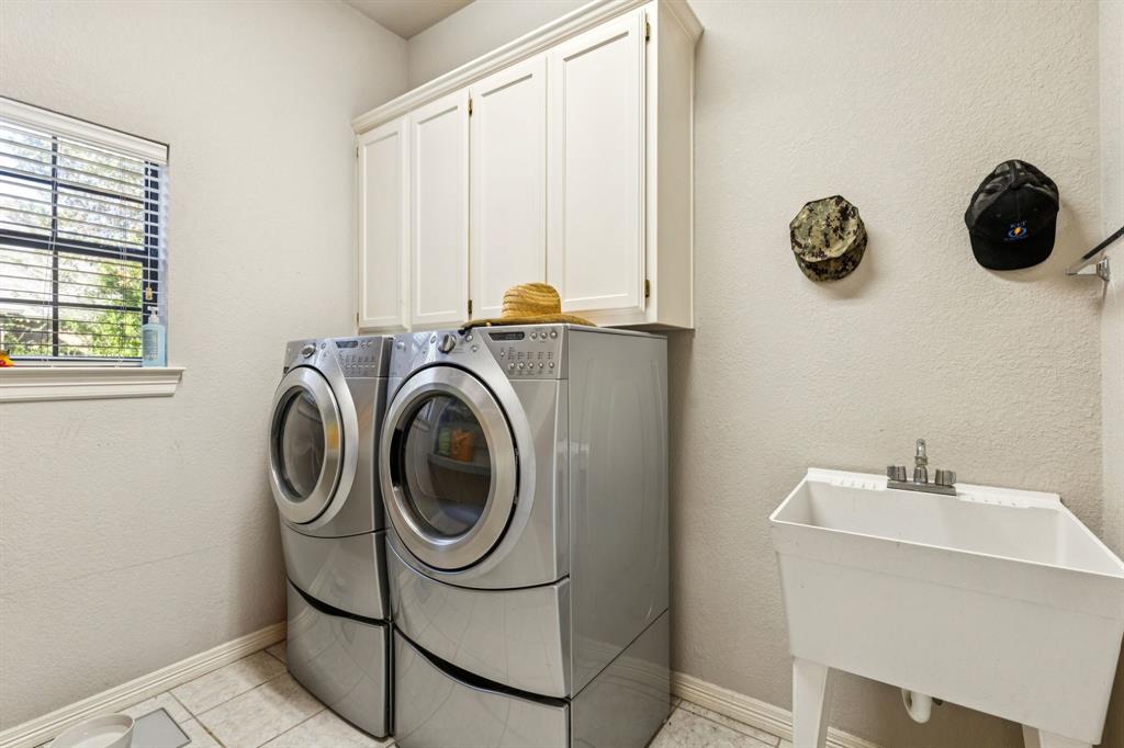 3825 Montecito Drive Denton, TX 76205 - Photo 33 of 37 a utility room with dryer and washer
