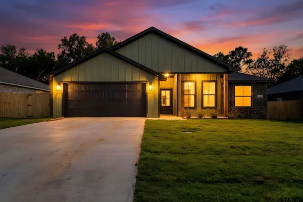 $315,900 | 16525 Crossing Circle, Lindale, TX 75771