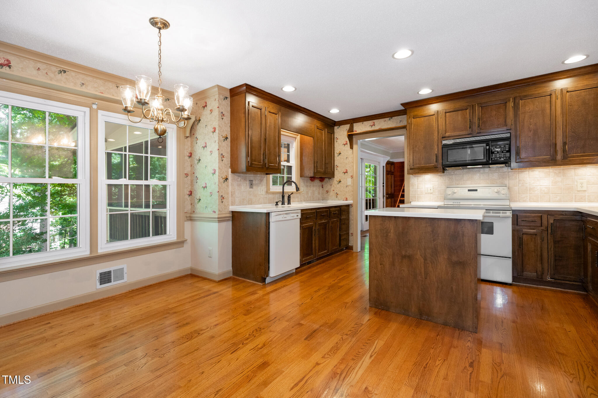 6904 Aspen Court Raleigh, NC 27615 - Photo 16 of 51 Eat-in kitchen area