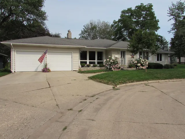 $325,000 | 1317 Beach Place, Fairmont, MN 56031