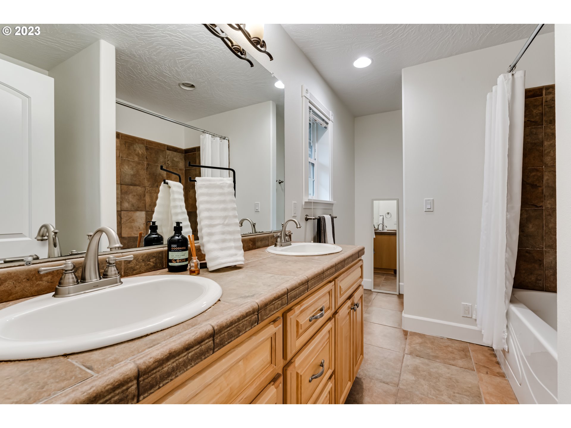 4506 Fox Hollow Road Eugene, OR 97405 - Photo 28 of 48 Bathroom, Attached