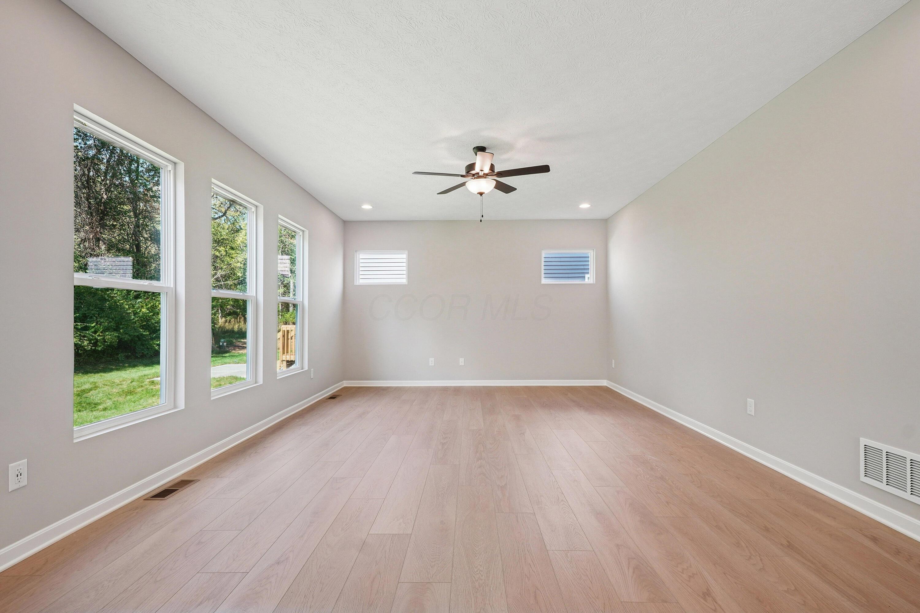 275 Olympic Loop Commercial Point, OH 43116 - Photo 9 of 51 Living Room