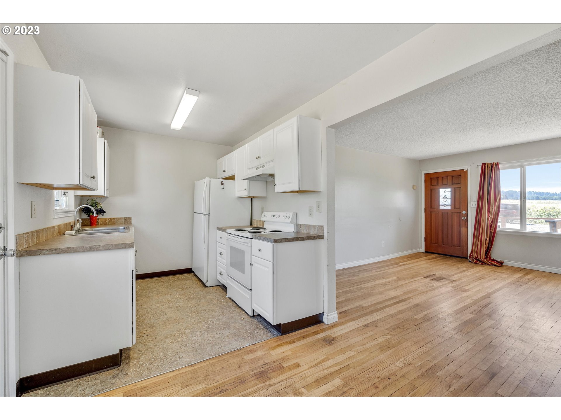 17981 Southeast Hemrich Road Damascus, OR 97089 - Photo 11 of 28 Kitchen