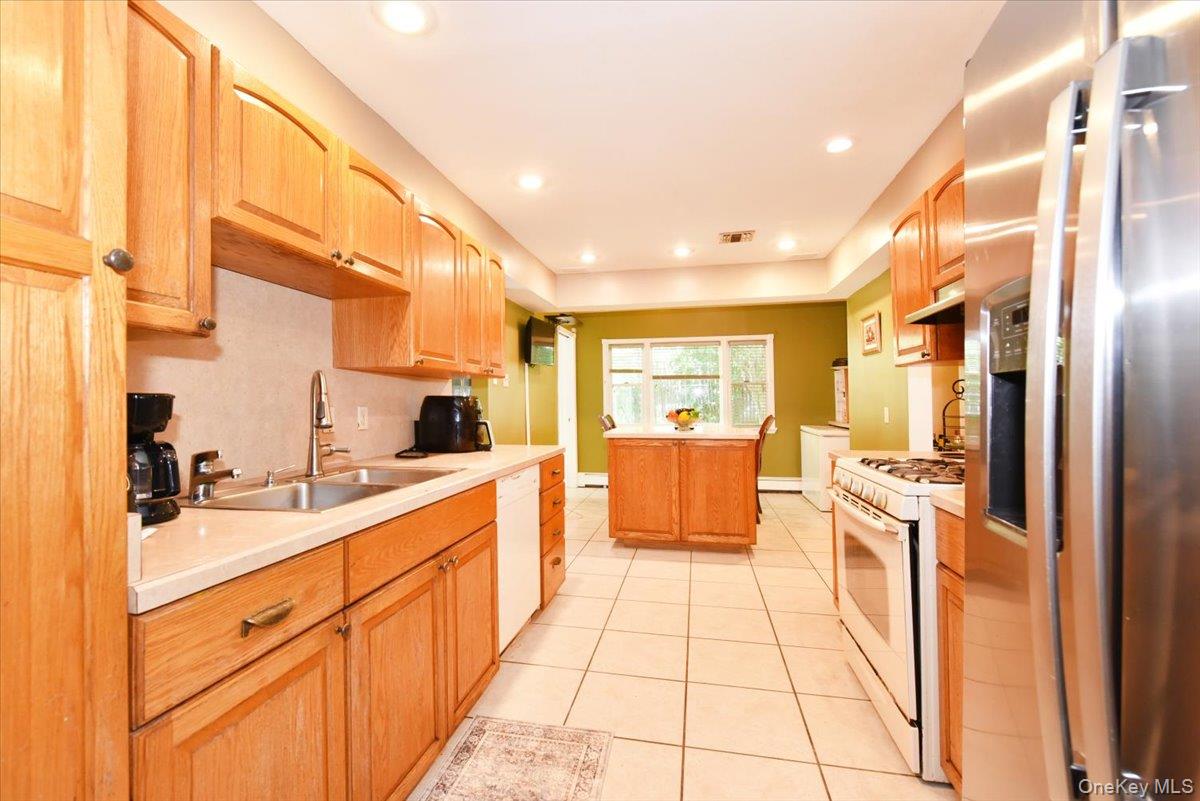 22 Chatham Road Commack, NY 11725 - Photo 14 of 37