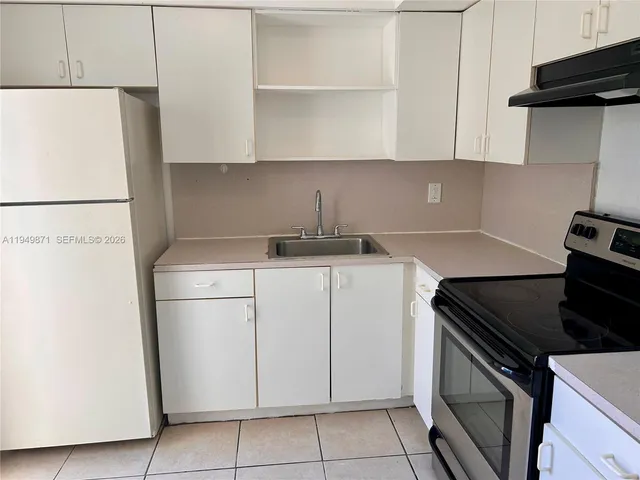 $2,050 | 227 Southwest 9th Street, Unit 12, Hallandale Beach, FL 33009
