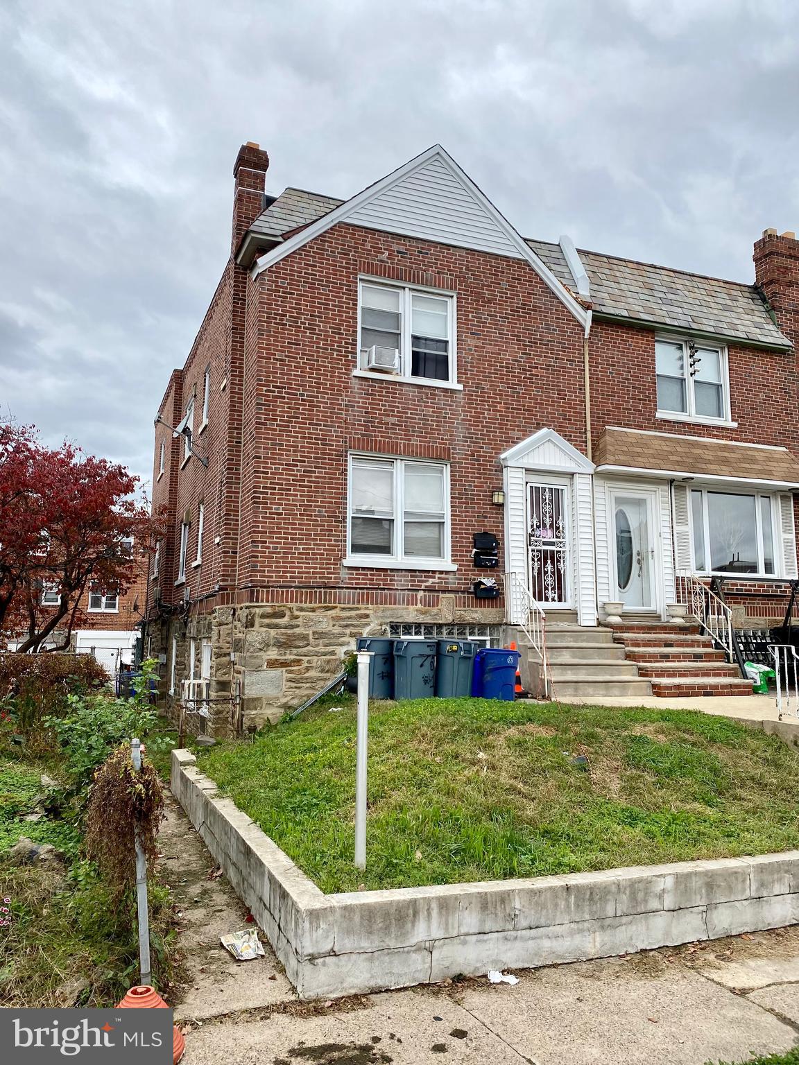a front view of house with yard