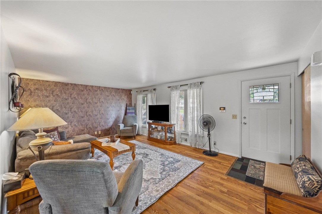 744 English Road Greece, NY 14616 - Photo 5 of 36