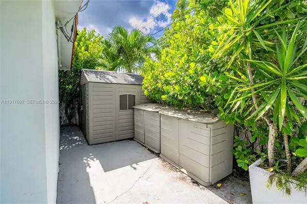 a view of a backyard