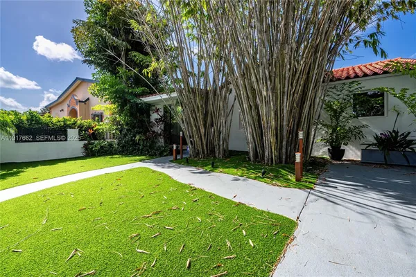 a view of a house with a yard