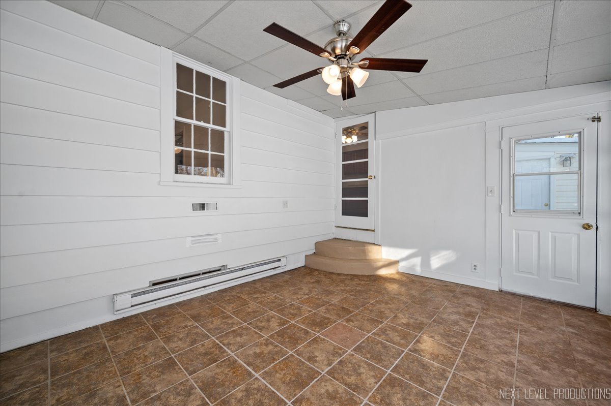 1326 South Elm Street St. Charles, IL 60174 - Photo 13 of 27 en empty room with windows