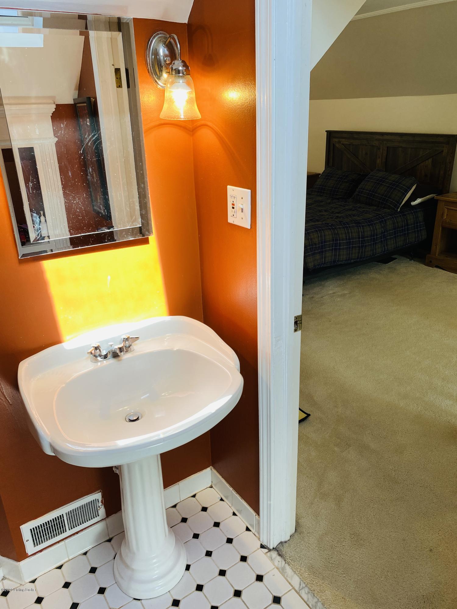 211 Don Allen Road Louisville, KY 40207 - Photo 22 of 28 Master Vanity
