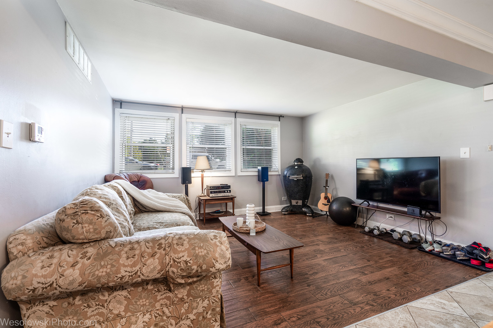 1288 Perry Street, Unit P1 Des Plaines, IL 60016 - Photo 3 of 13 a living room with furniture and a flat screen tv