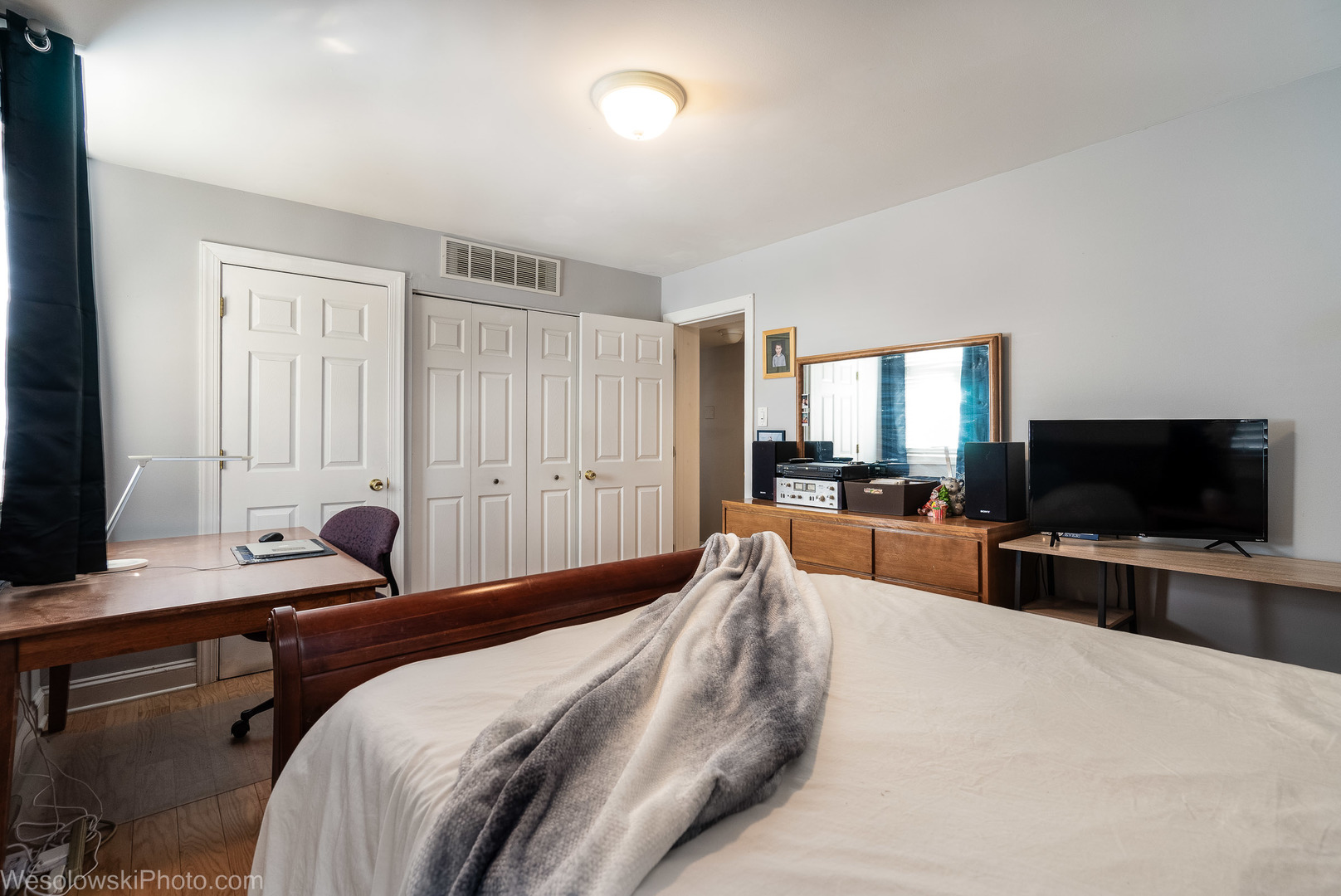 1288 Perry Street, Unit P1 Des Plaines, IL 60016 - Photo 8 of 13 a bedroom with a bed and a flat screen tv