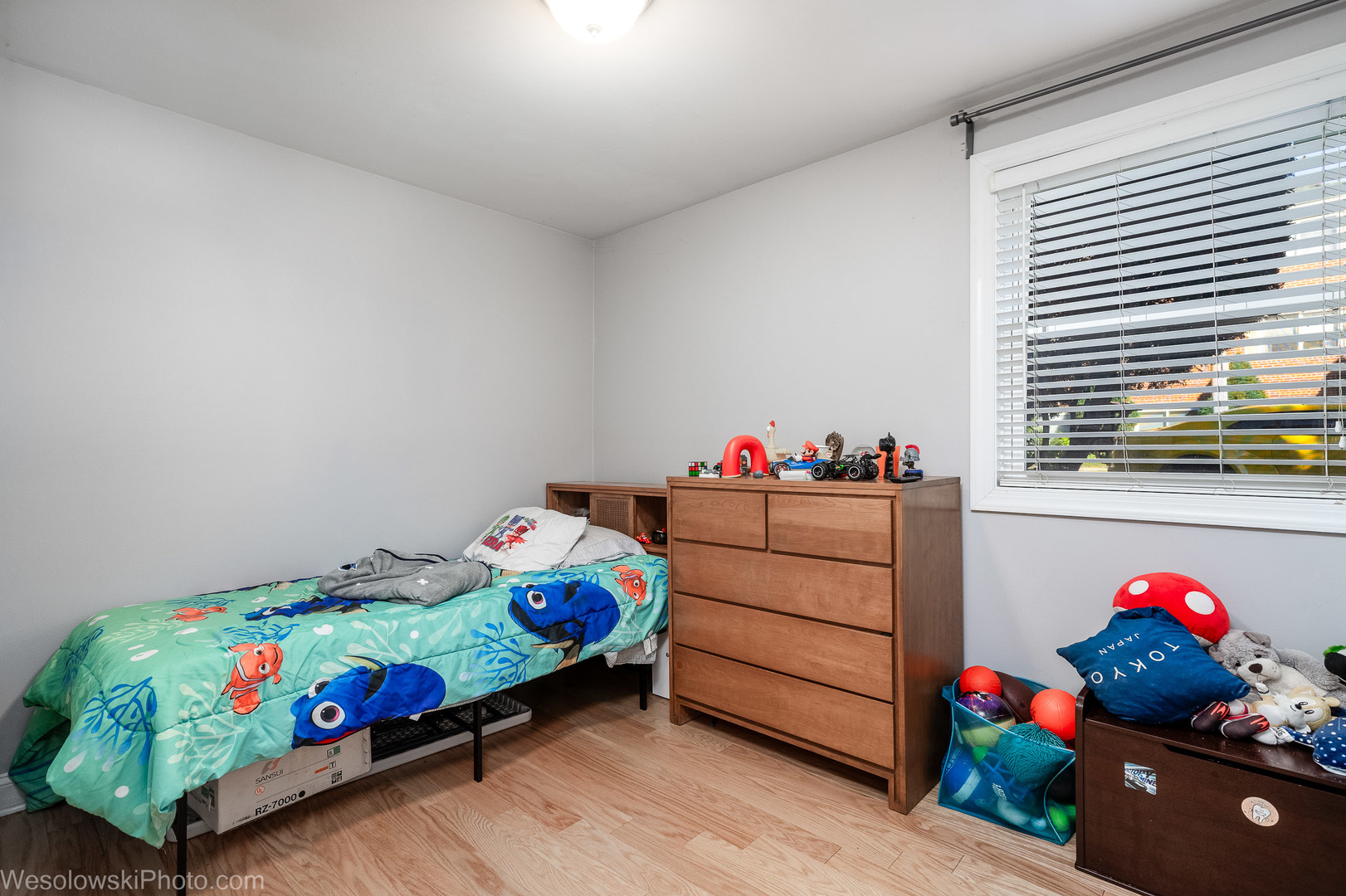 1288 Perry Street, Unit P1 Des Plaines, IL 60016 - Photo 9 of 13 a bedroom with a bed and a window