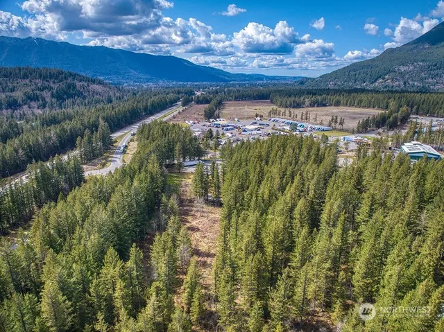 a view of a fountain in middle of the river