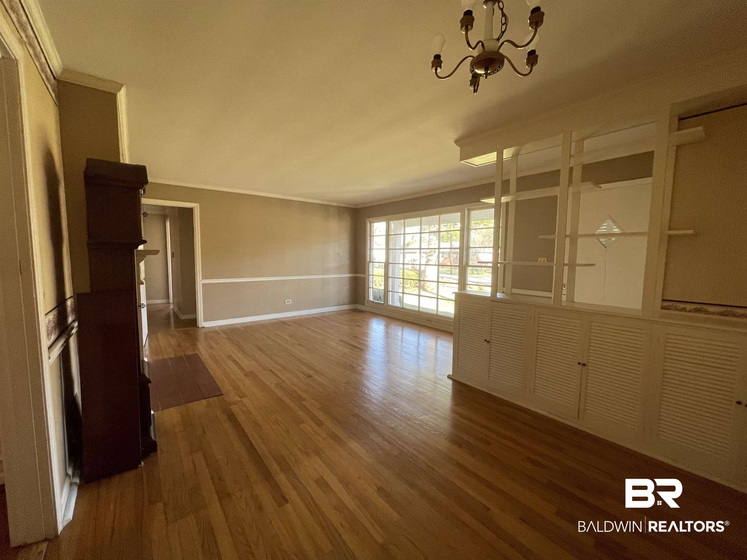 28 Confederate Circle Monroeville, AL 36460 - Photo 10 of 25 Living Room - Dining Room