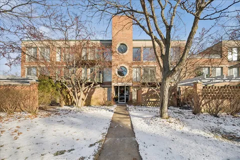 $324,900 | 6040 Arbor Lane, Unit 302, Northfield, IL 60093