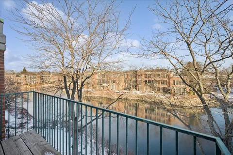 $324,900 | 6040 Arbor Lane, Unit 302, Northfield, IL 60093