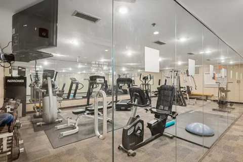 $324,900 | 6040 Arbor Lane, Unit 302, Northfield, IL 60093