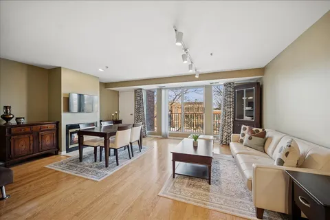 $324,900 | 6040 Arbor Lane, Unit 302, Northfield, IL 60093