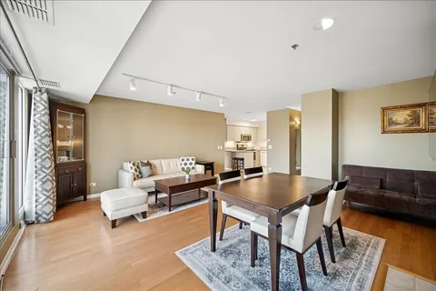 $324,900 | 6040 Arbor Lane, Unit 302, Northfield, IL 60093