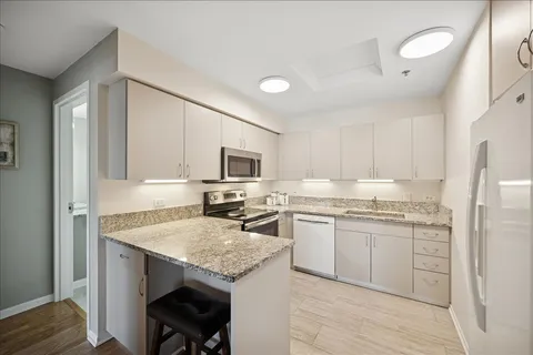 $324,900 | 6040 Arbor Lane, Unit 302, Northfield, IL 60093