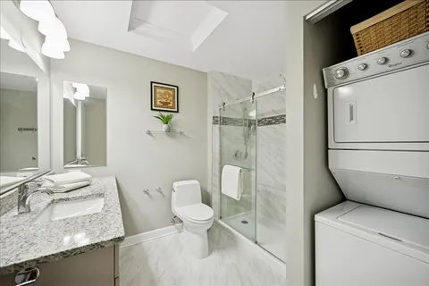 $324,900 | 6040 Arbor Lane, Unit 302, Northfield, IL 60093