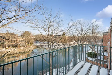 $324,900 | 6040 Arbor Lane, Unit 302, Northfield, IL 60093