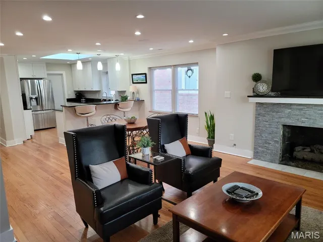 $2,195 | 7547 Delmar Boulevard, University City, MO 63130