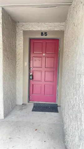 $1,635 | 6332 Newtown Circle, Unit 32B5, Tampa, FL 33615
