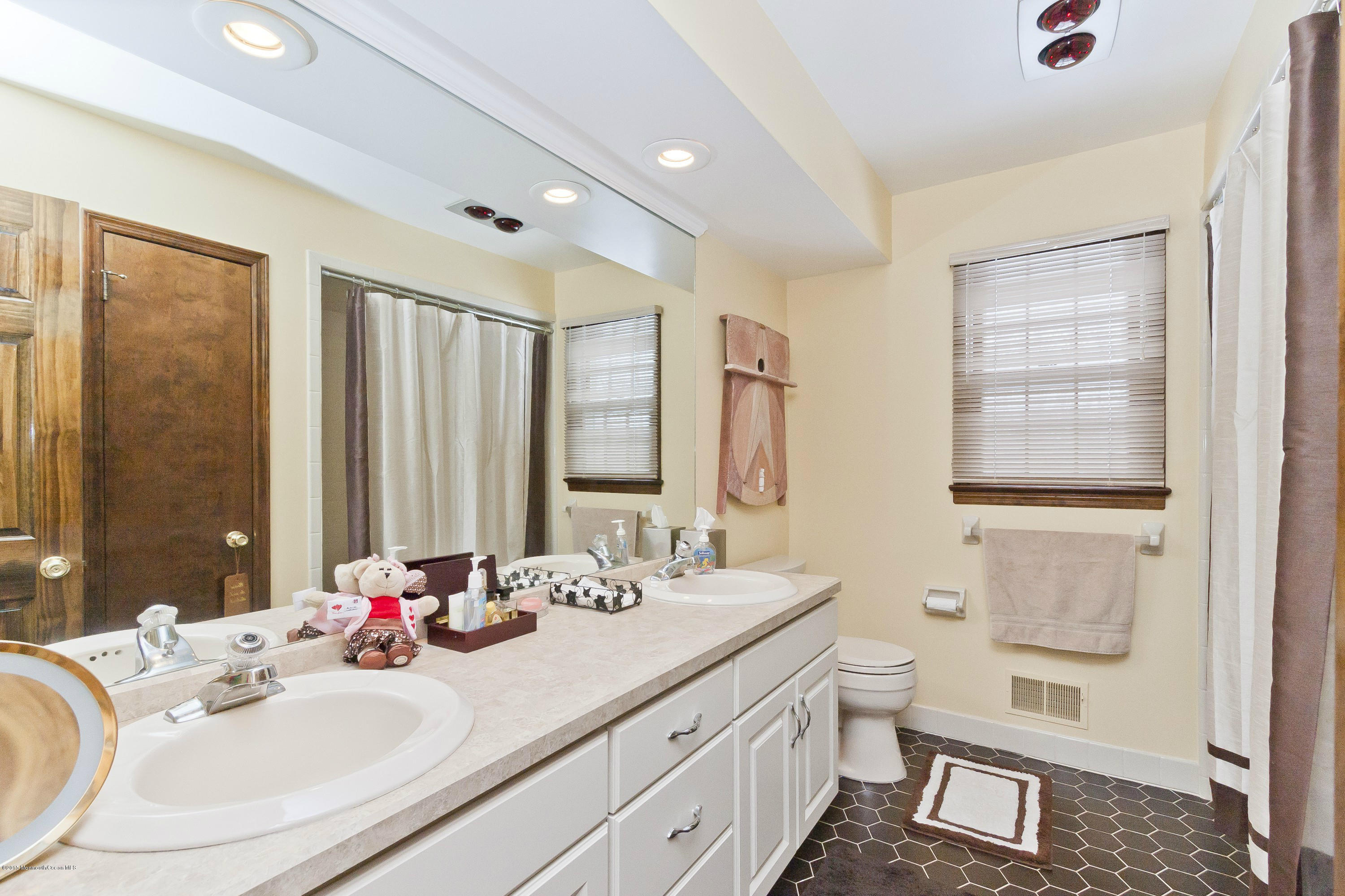 460 Marl Road Colts Neck, NJ 07722 - Photo 27 of 37 main bath
