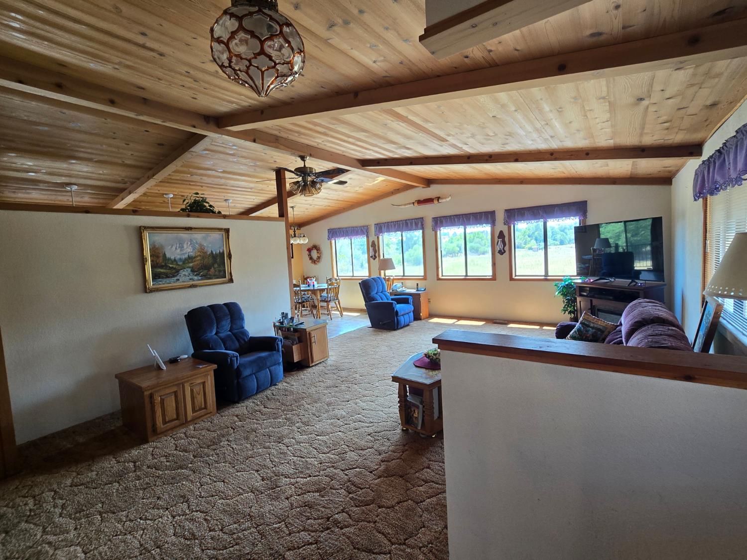 4204 Highway 263 Yreka, CA 96097 - Photo 11 of 66 a room with furniture