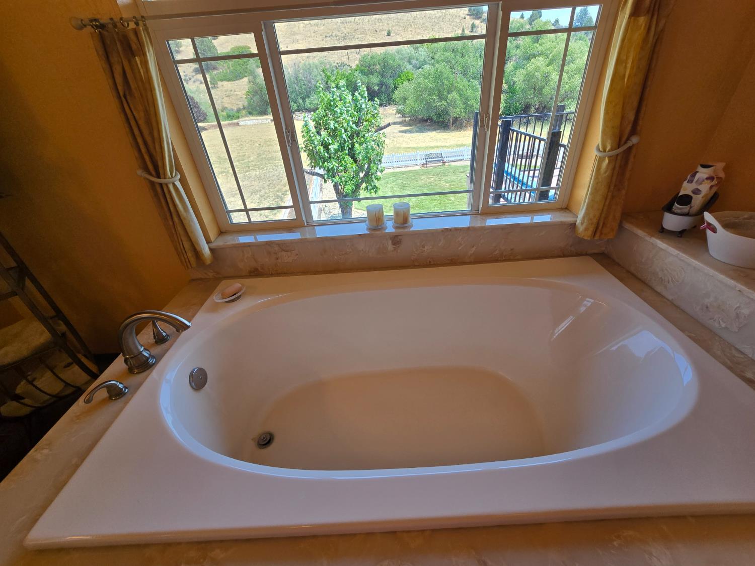4204 Highway 263 Yreka, CA 96097 - Photo 24 of 66 a view of a bathtub in a bathroom