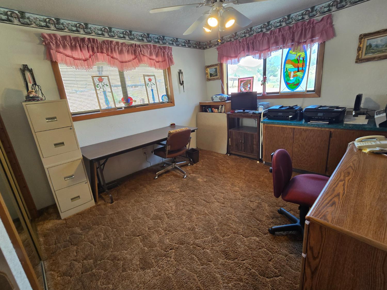 4204 Highway 263 Yreka, CA 96097 - Photo 28 of 66 a workspace with furniture and window