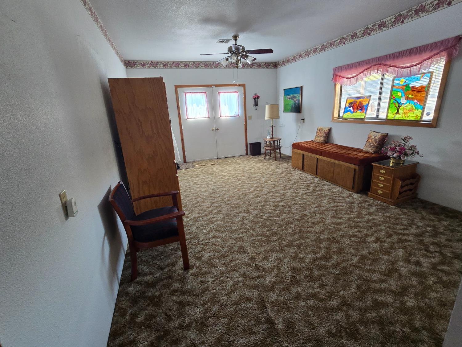 4204 Highway 263 Yreka, CA 96097 - Photo 33 of 66 a living room with furniture and a flat screen tv