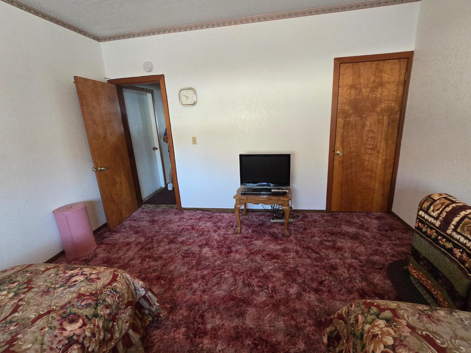 4204 Highway 263 Yreka, CA 96097 - Photo 35 of 66 a bedroom with a bed and a flat screen tv