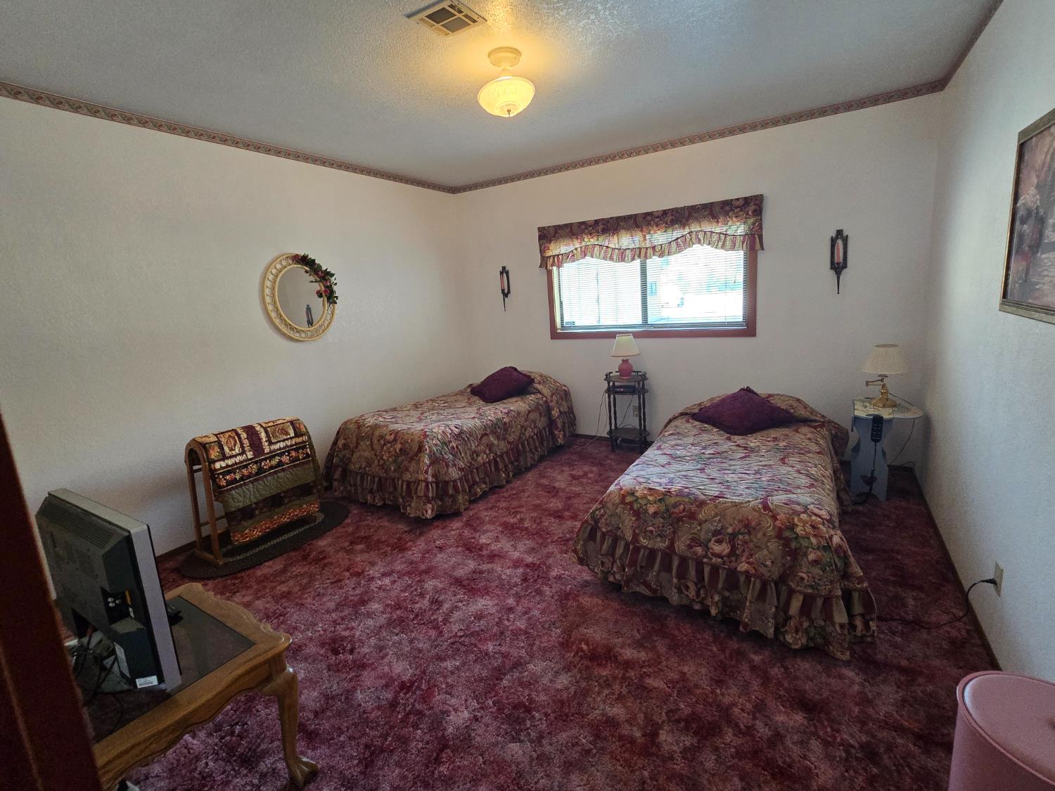 4204 Highway 263 Yreka, CA 96097 - Photo 36 of 66 a bedroom with double bed and a window