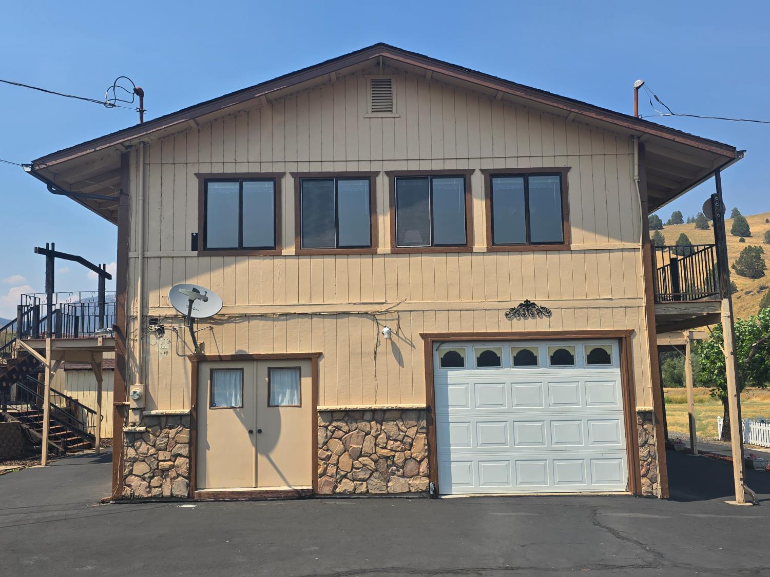 4204 Highway 263 Yreka, CA 96097 - Photo 4 of 66 a front view of a house with a garage