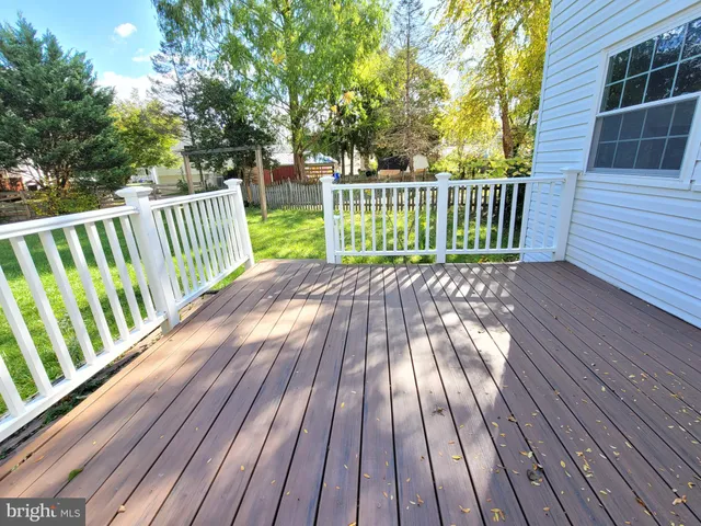 a view of yard with green space