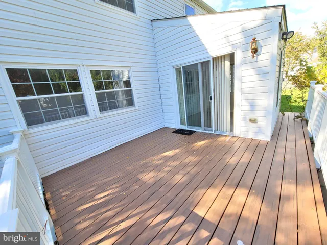 en empty room with windows and ceiling fan view