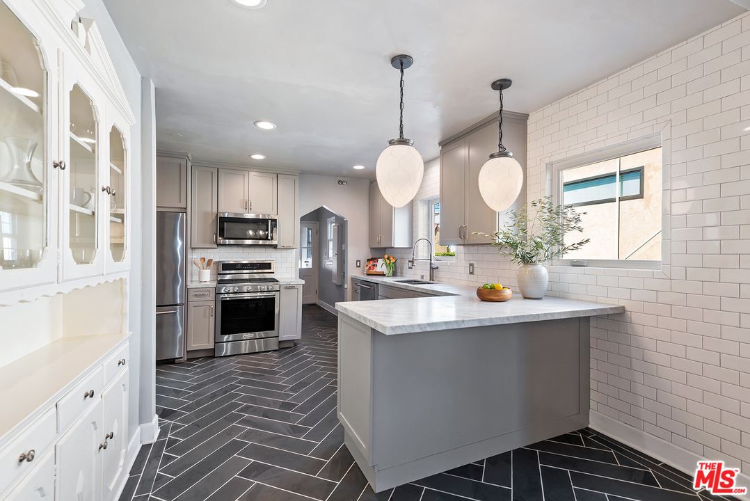 1307 South Rimpau Boulevard Los Angeles, CA 90019 - Photo 11 of 54