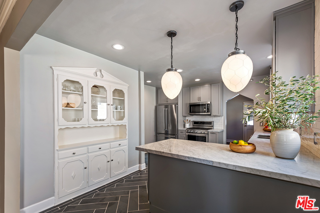 1307 South Rimpau Boulevard Los Angeles, CA 90019 - Photo 12 of 54